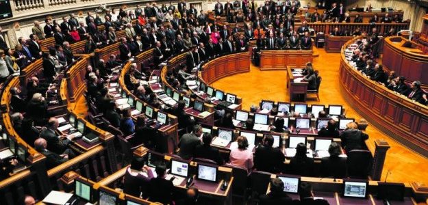 Legislativo português começa a investigar adoções de crianças por bispos da IURD